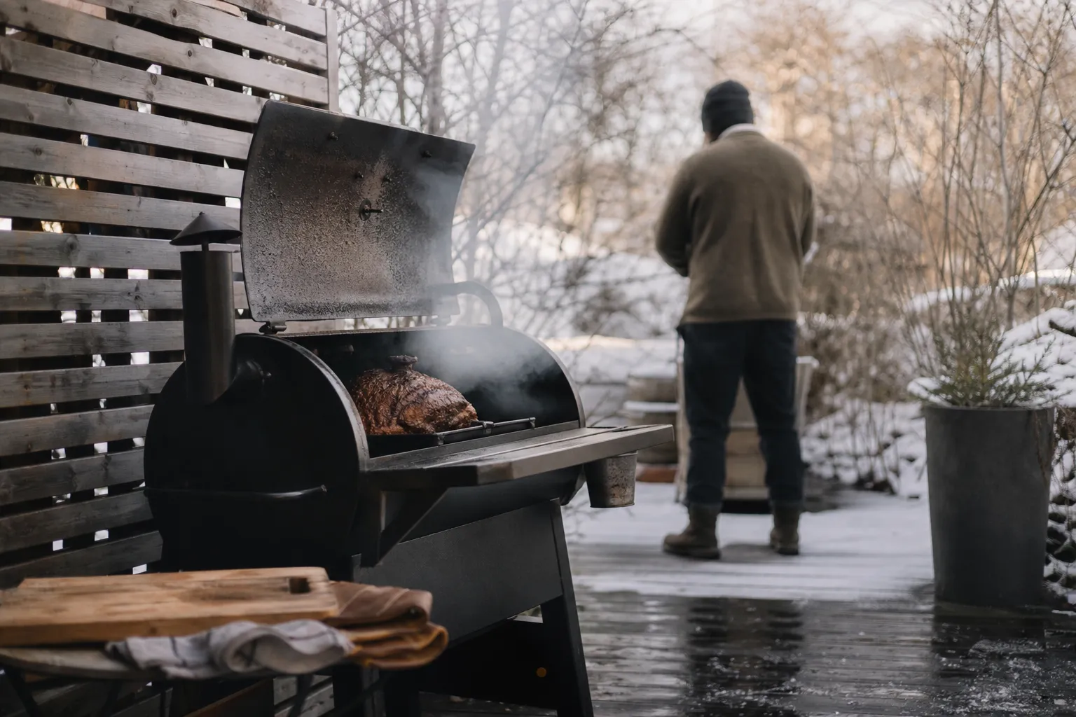 Pelletsgrill används utomhus i vinterväder
