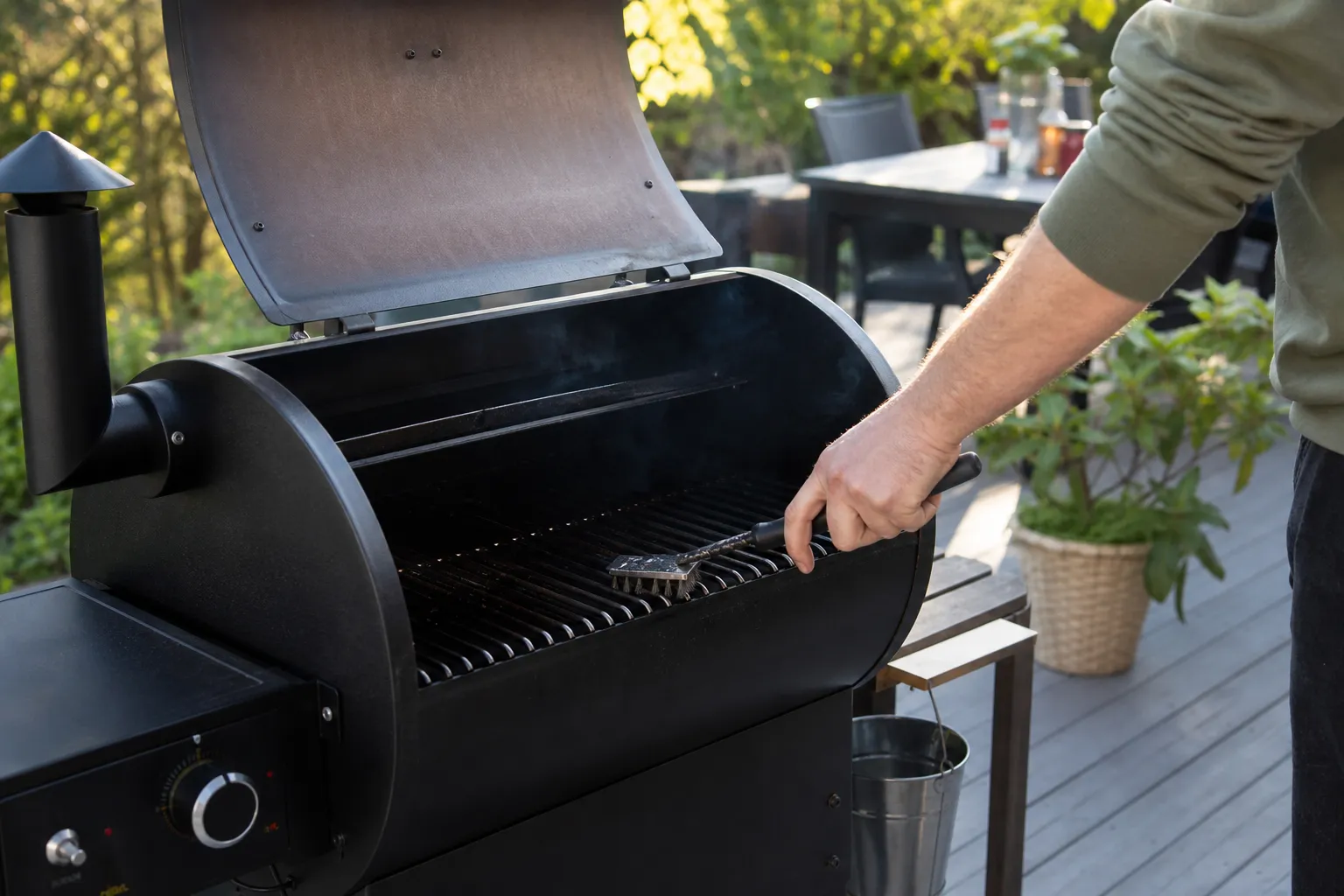 Grillgaller på en pelletsgrill rengörs med borste