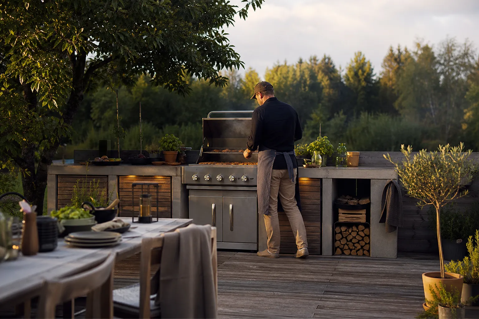 Platsbyggt utekök med inbyggd grill och arbetsbänk under uppbyggnad